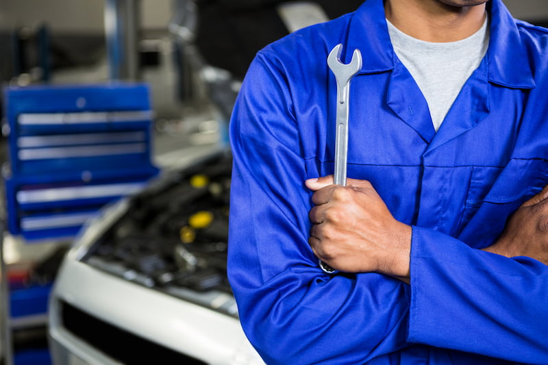 Técnico Afiname profesional con llave inglesa